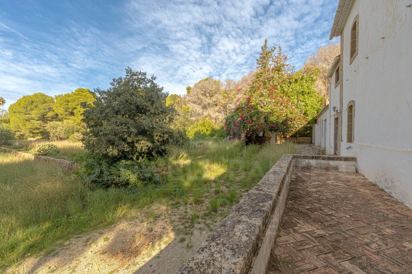 Finca con encanto y amplio terreno urbano en venta en Jávea, a un paso del mar y de todos los servicios