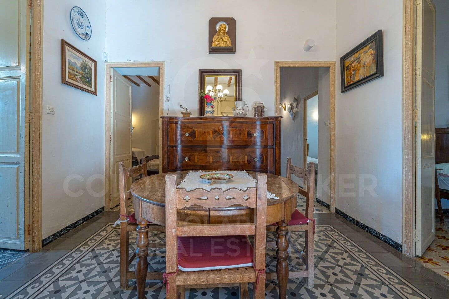 Finca con encanto y amplio terreno urbano en venta en Jávea, a un paso del mar y de todos los servicios