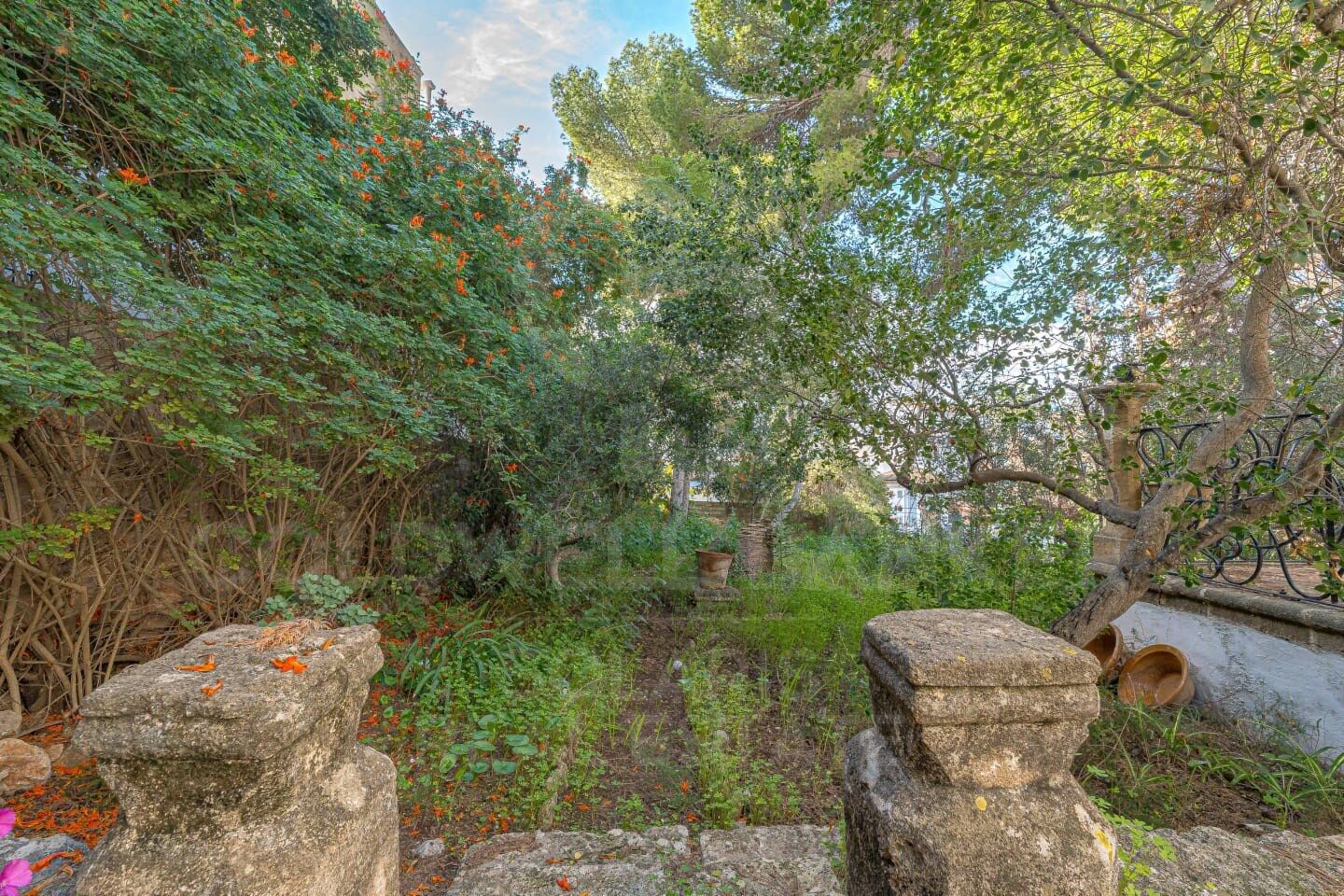 Finca con encanto y amplio terreno urbano en venta en Jávea, a un paso del mar y de todos los servicios