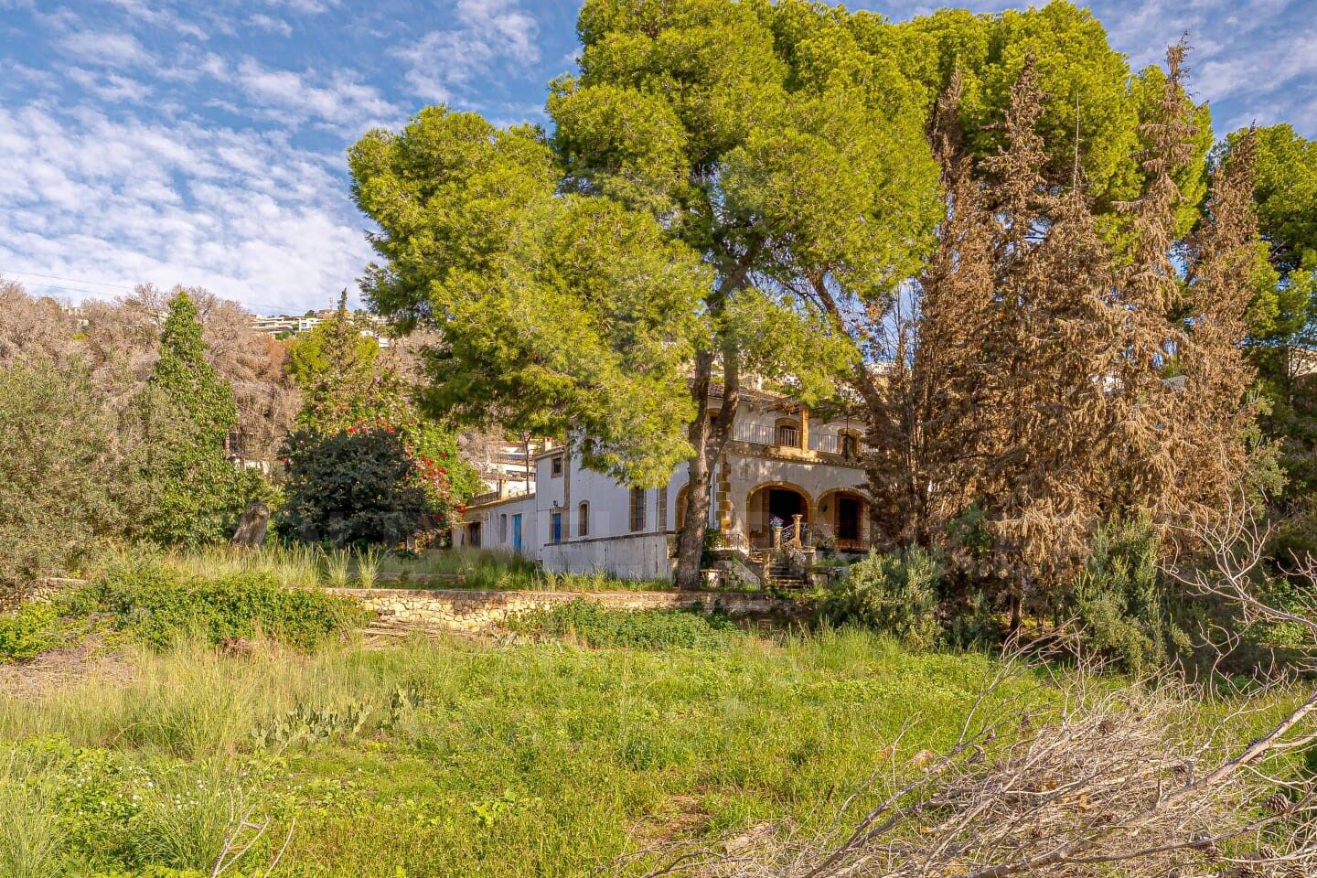 Finca con encanto y amplio terreno urbano en venta en Jávea, a un paso del mar y de todos los servicios