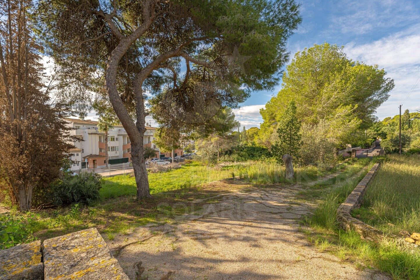 Finca con encanto y amplio terreno urbano en venta en Jávea, a un paso del mar y de todos los servicios