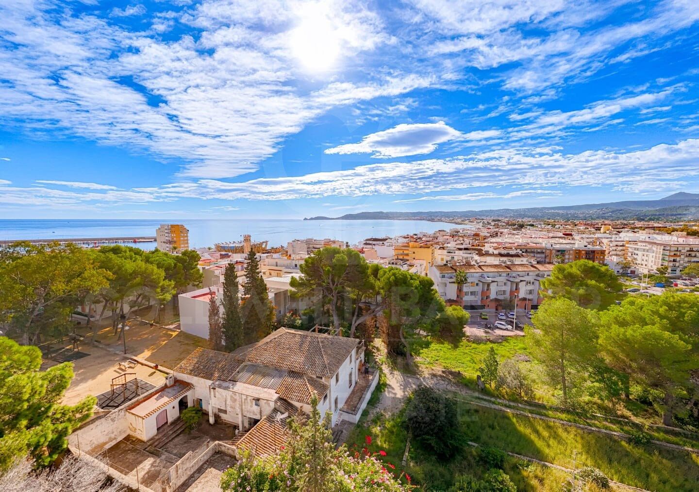 Charming finca with large urban plot for sale in Jávea, just a stone's throw from the sea and all amenities