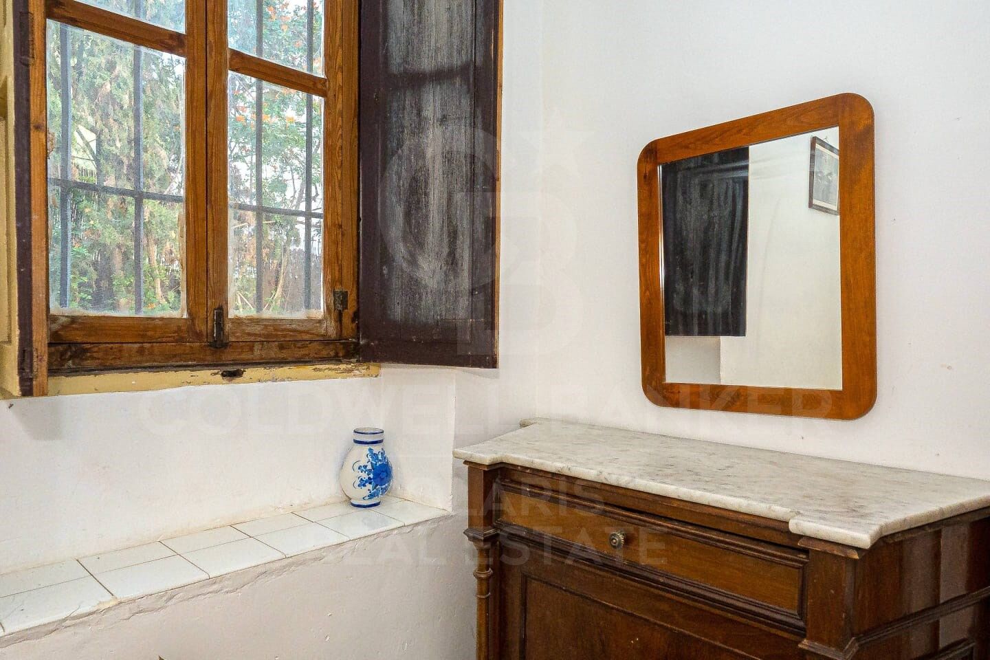 Charming finca with large urban plot for sale in Jávea, just a stone's throw from the sea and all amenities