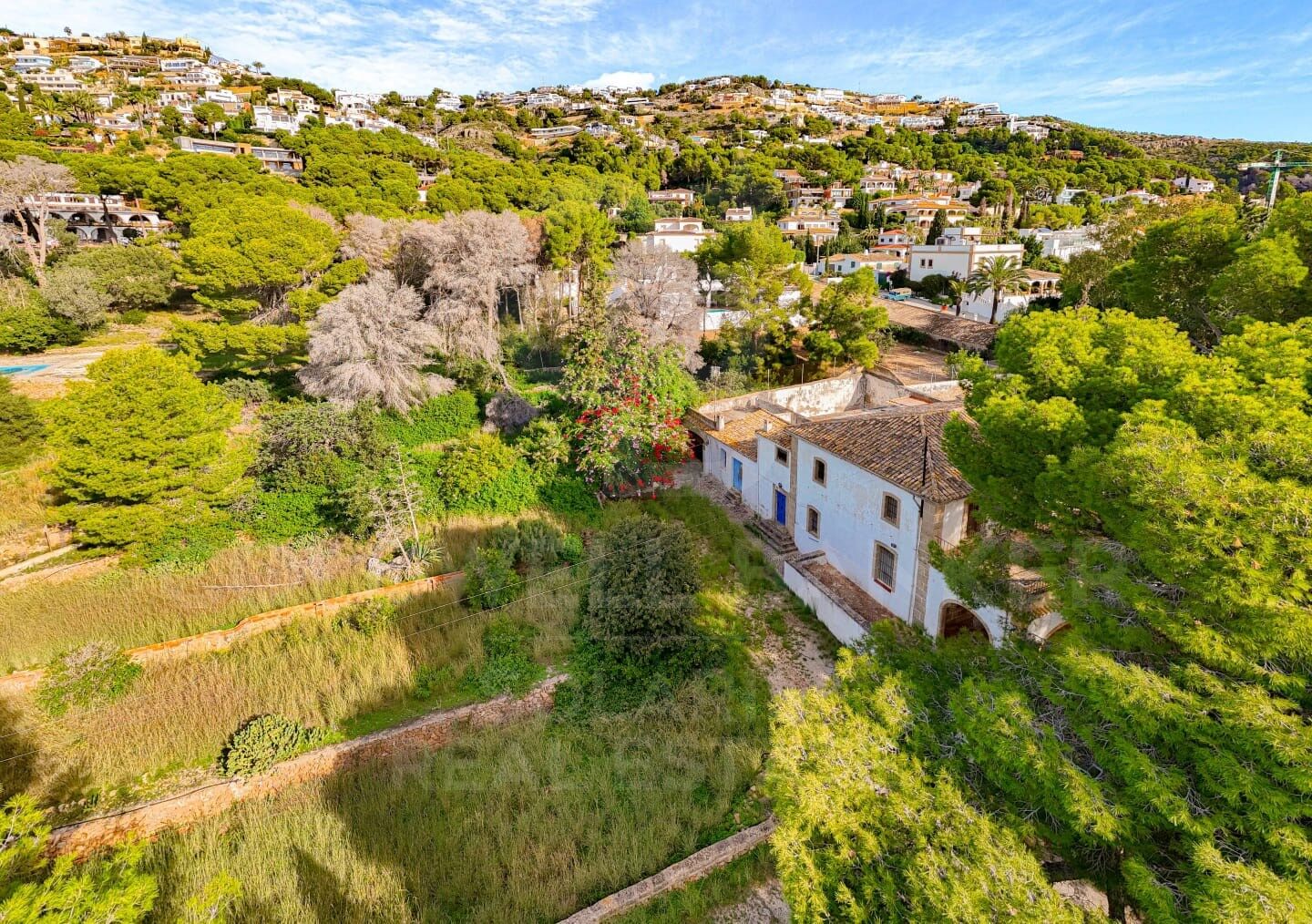 Charming finca with large urban plot for sale in Jávea, just a stone's throw from the sea and all amenities