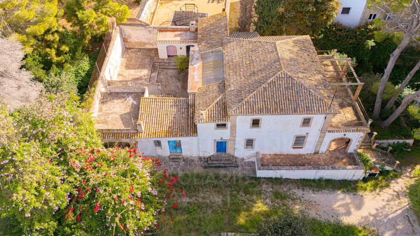 Finca con encanto y amplio terreno urbano en venta en Jávea, a un paso del mar y de todos los servicios