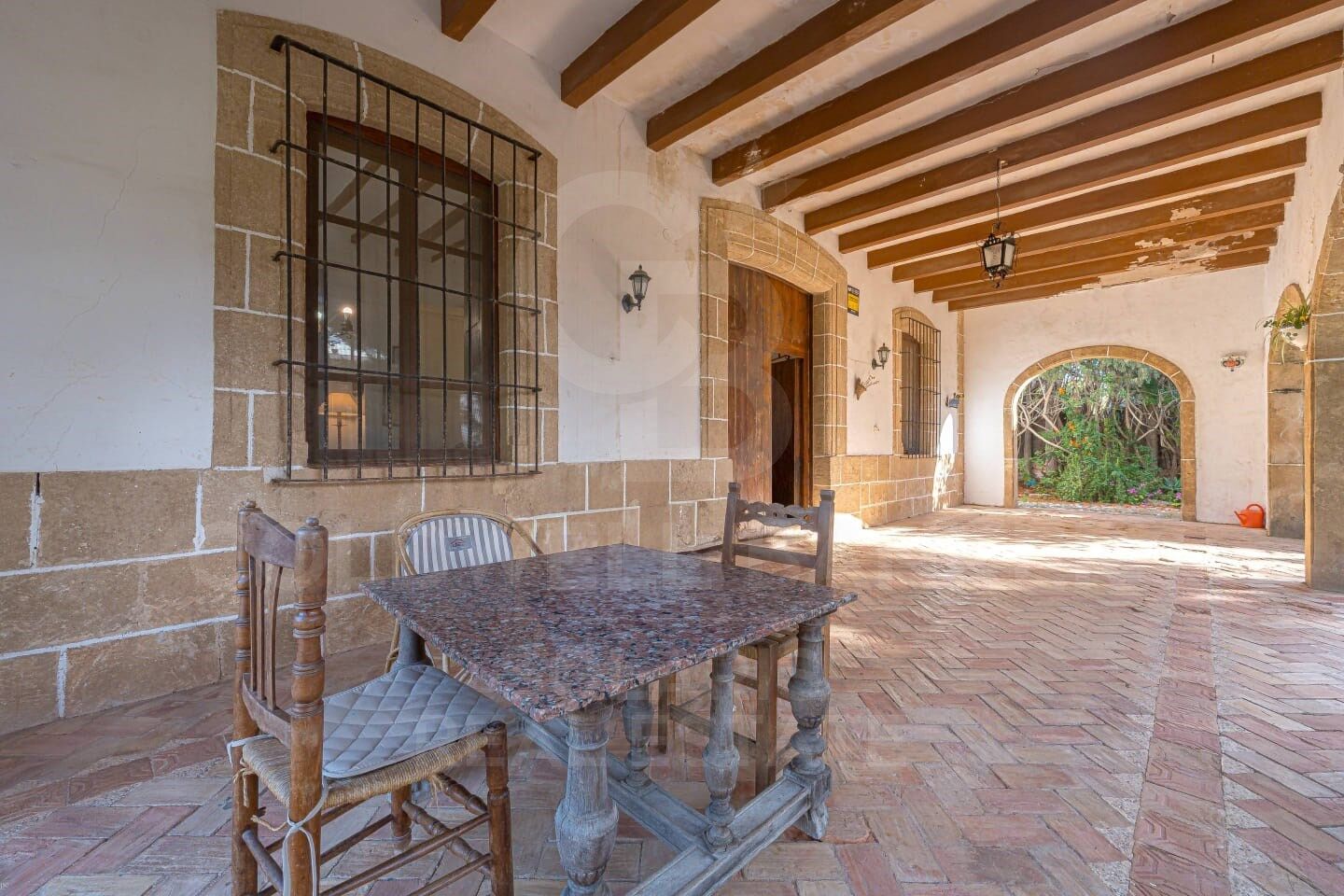 Finca con encanto y amplio terreno urbano en venta en Jávea, a un paso del mar y de todos los servicios