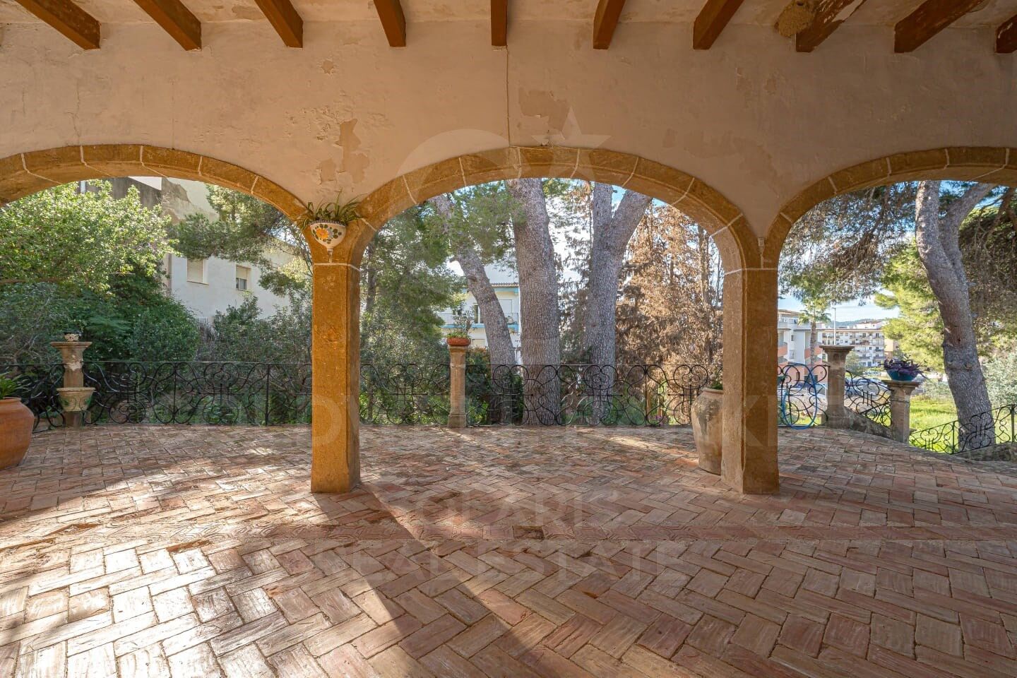 Charmante Finca mit großem Stadtgrundstück zum Verkauf in Jávea, nur einen Steinwurf vom Meer und allen Annehmlichkeiten entfernt