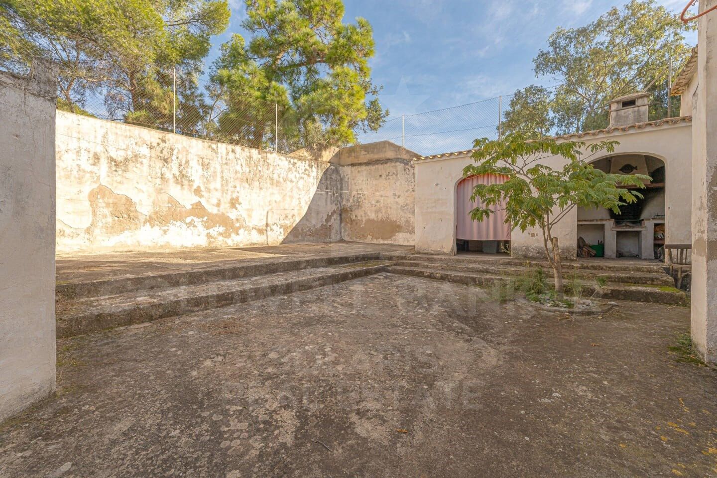 Charmante Finca mit großem Stadtgrundstück zum Verkauf in Jávea, nur einen Steinwurf vom Meer und allen Annehmlichkeiten entfernt