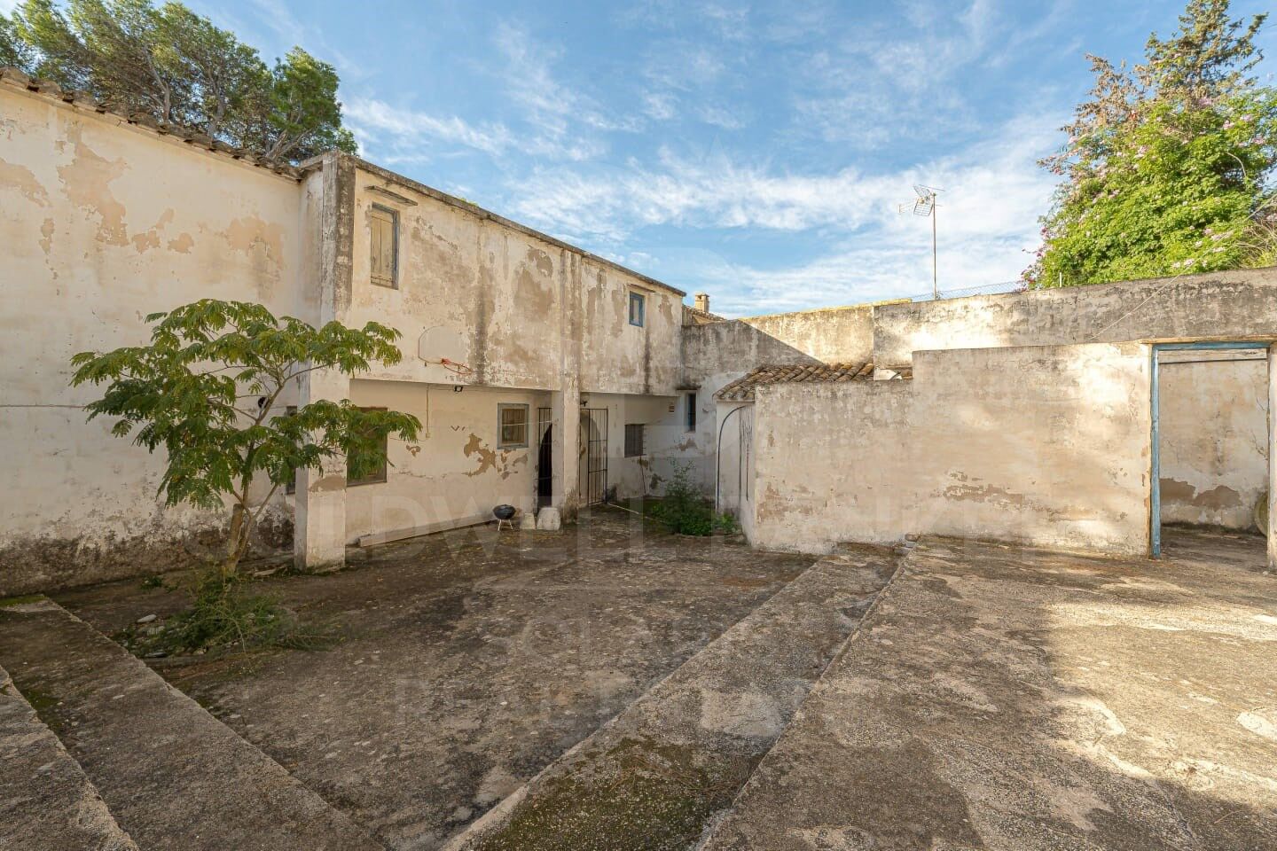 Charmante Finca mit großem Stadtgrundstück zum Verkauf in Jávea, nur einen Steinwurf vom Meer und allen Annehmlichkeiten entfernt