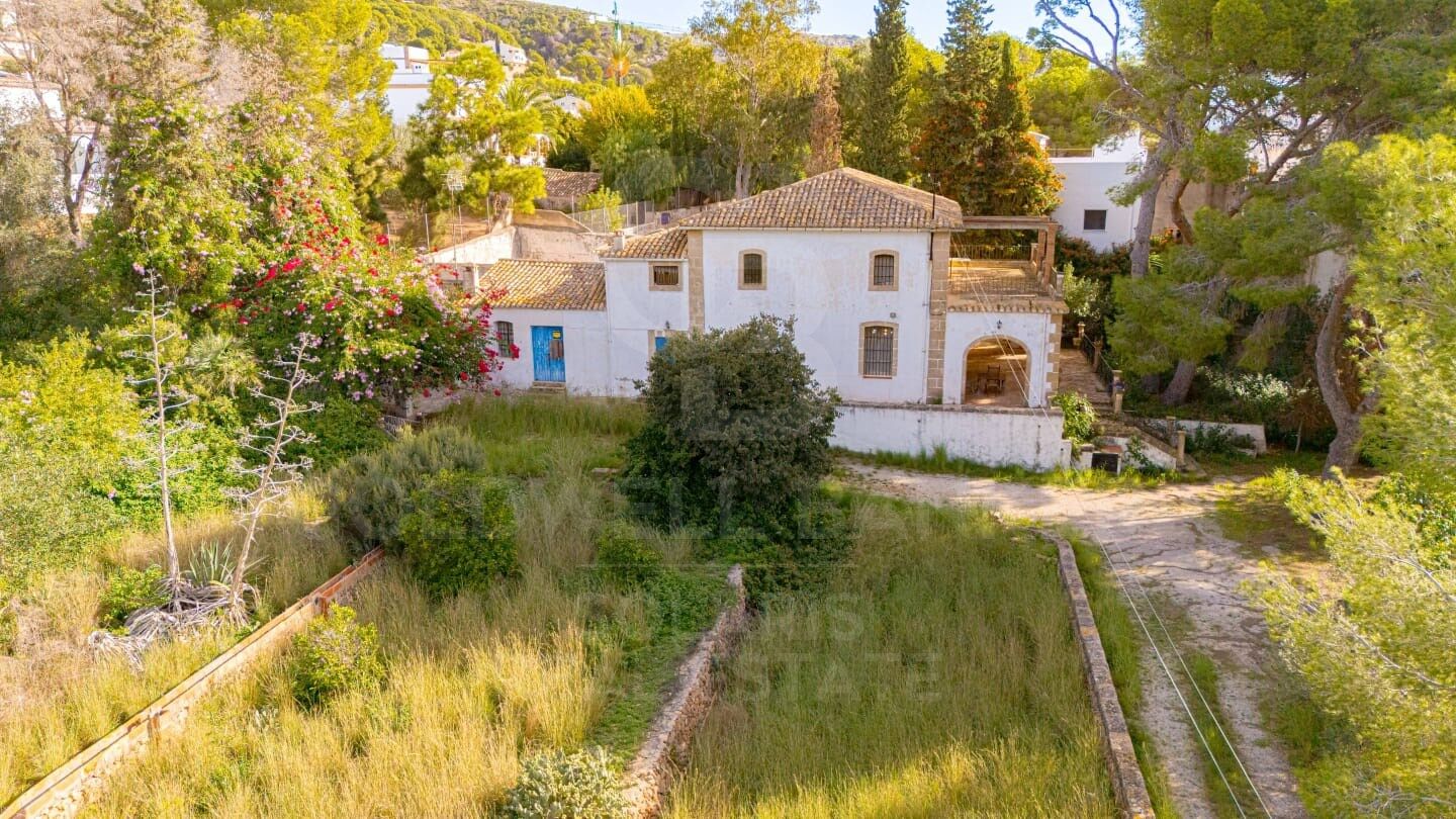 Charmante Finca mit großem Stadtgrundstück zum Verkauf in Jávea, nur einen Steinwurf vom Meer und allen Annehmlichkeiten entfernt