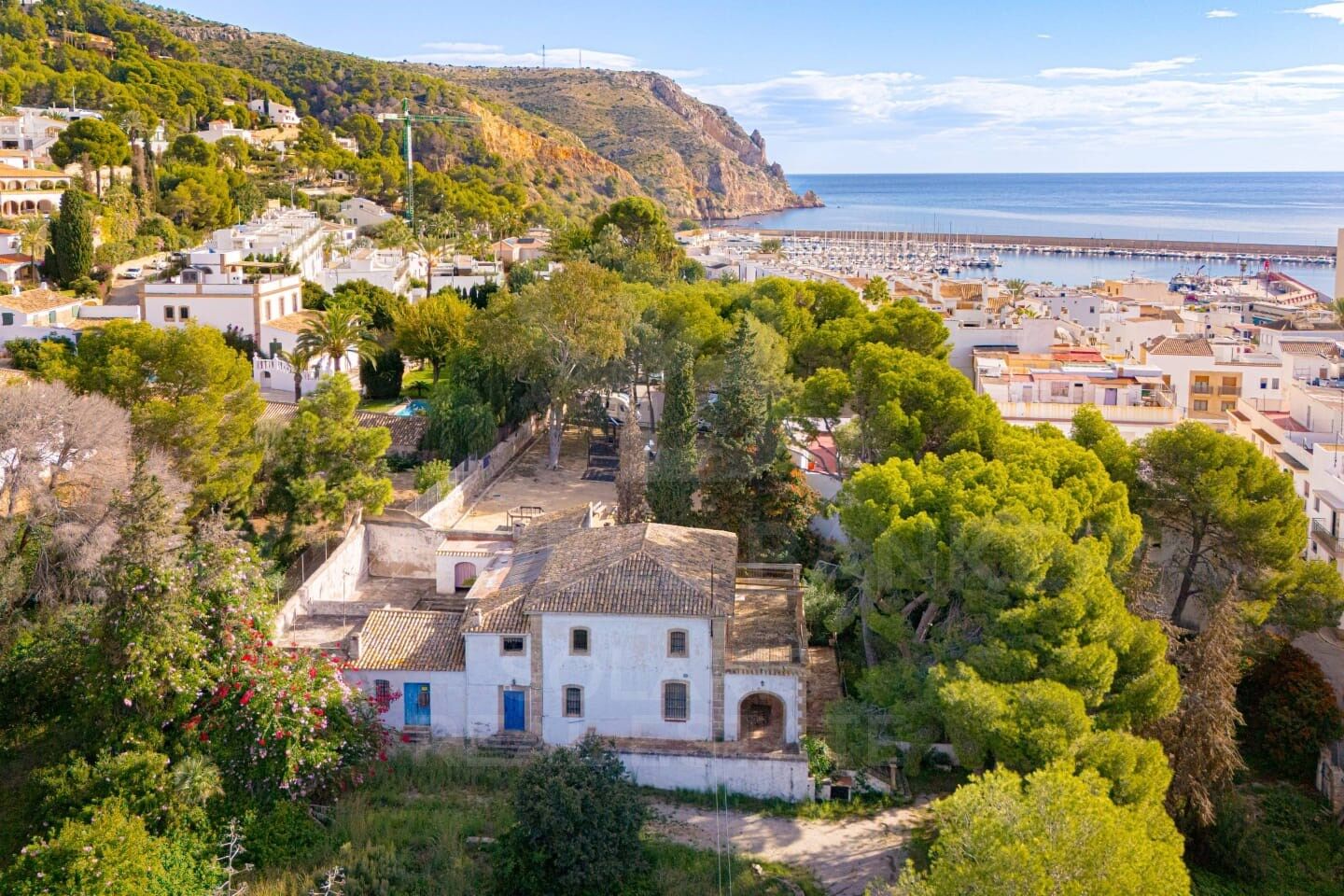 Charmante Finca mit großem Stadtgrundstück zum Verkauf in Jávea, nur einen Steinwurf vom Meer und allen Annehmlichkeiten entfernt
