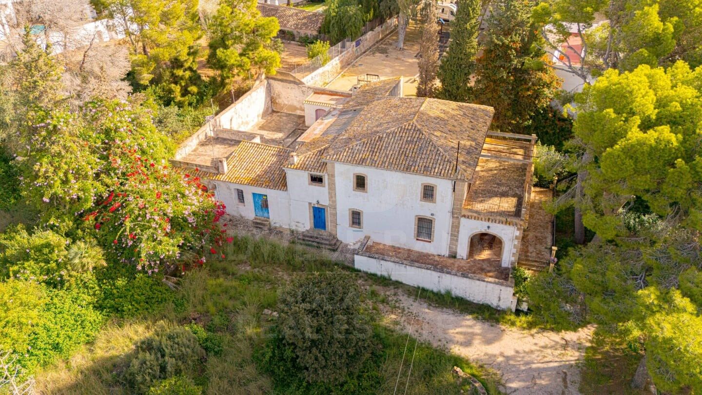 Charmante Finca mit großem Stadtgrundstück zum Verkauf in Jávea, nur einen Steinwurf vom Meer und allen Annehmlichkeiten entfernt