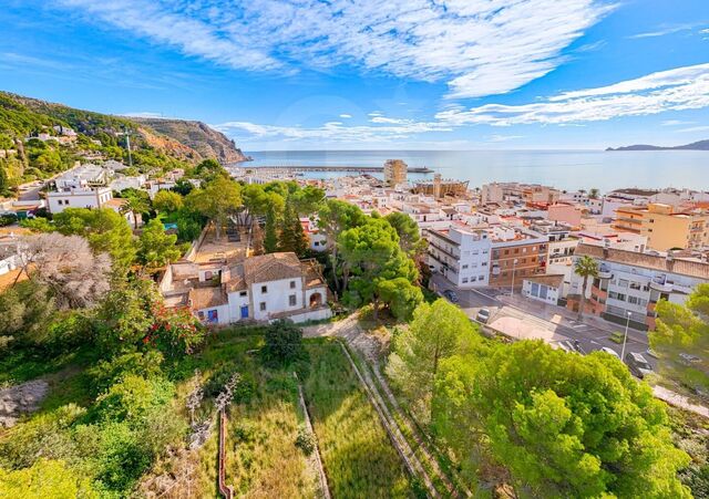 Finca con encanto y amplio terreno urbano en venta en Jávea, a un paso del mar y de todos los servicios