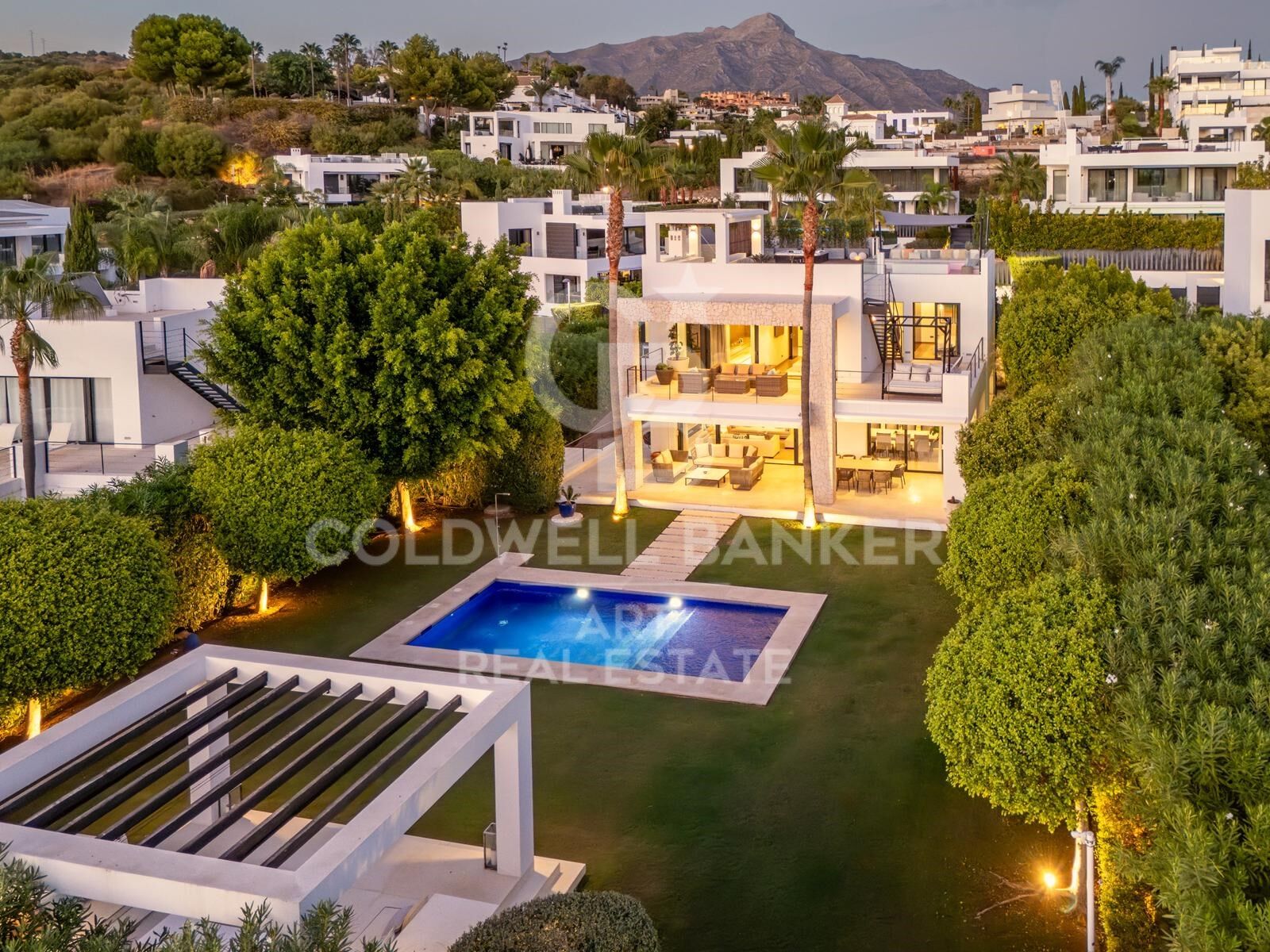 Villa contemporánea con diseño elegante - Nueva Andalucía, Marbella