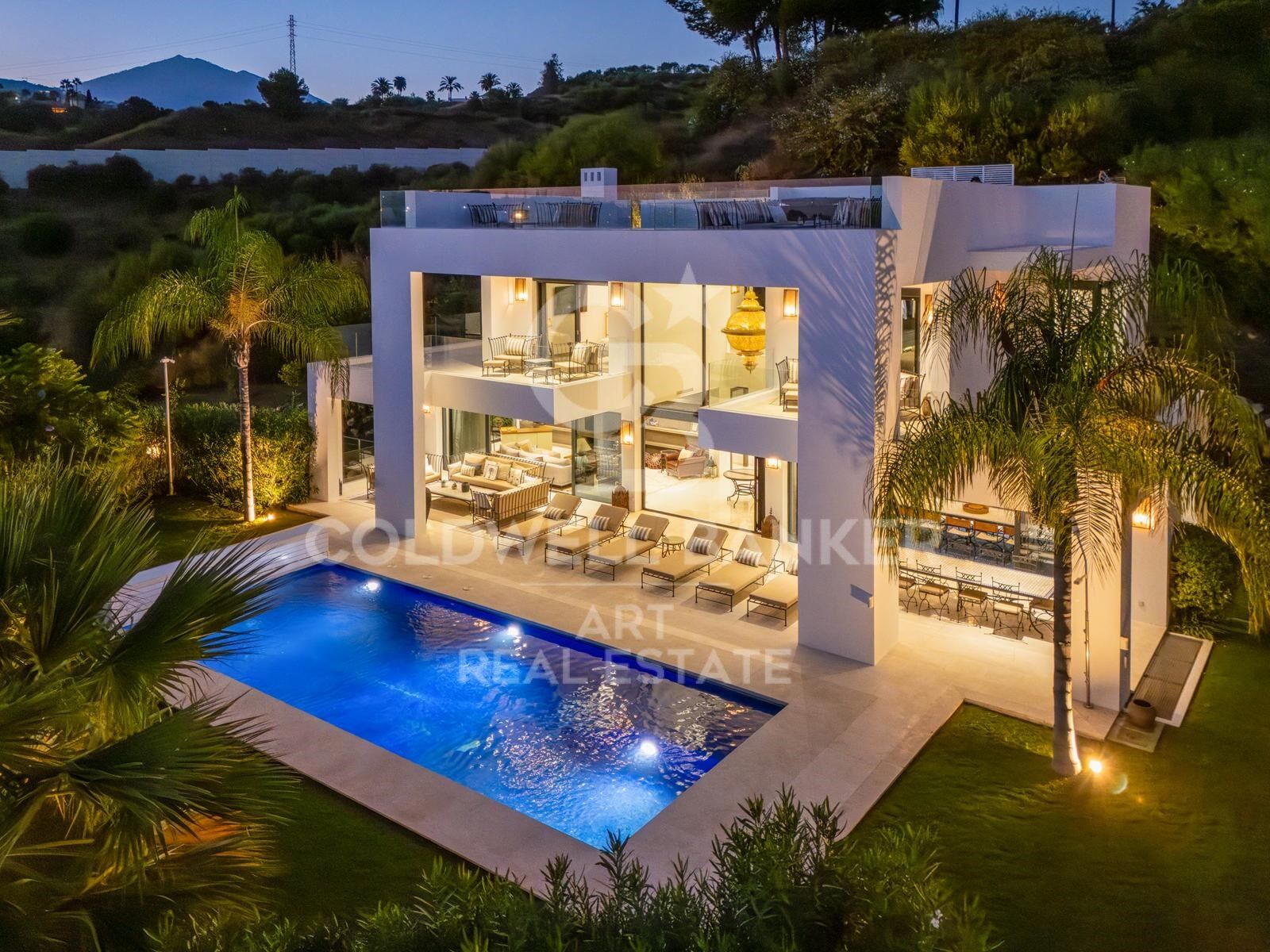 Moderne mediterrane Villa mit elegantem Design und Panoramablick - Nueva Andalucía, Marbella
