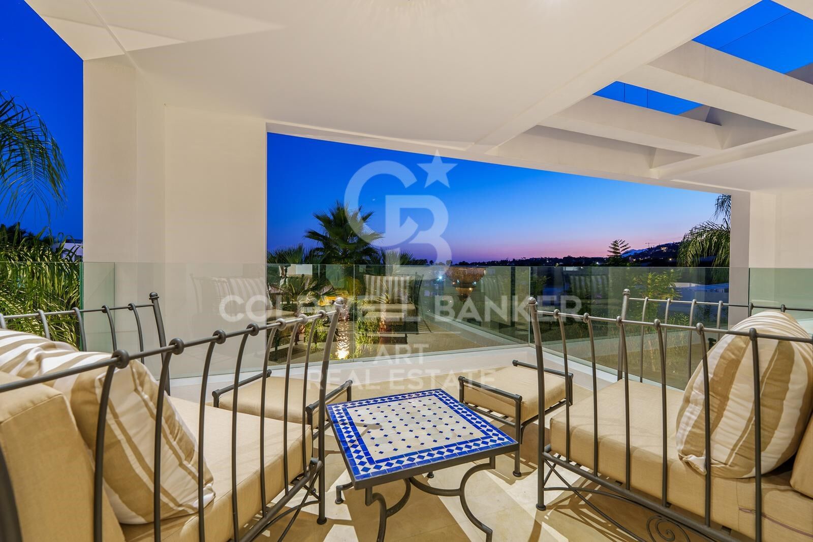 Moderne mediterrane Villa mit elegantem Design und Panoramablick - Nueva Andalucía, Marbella