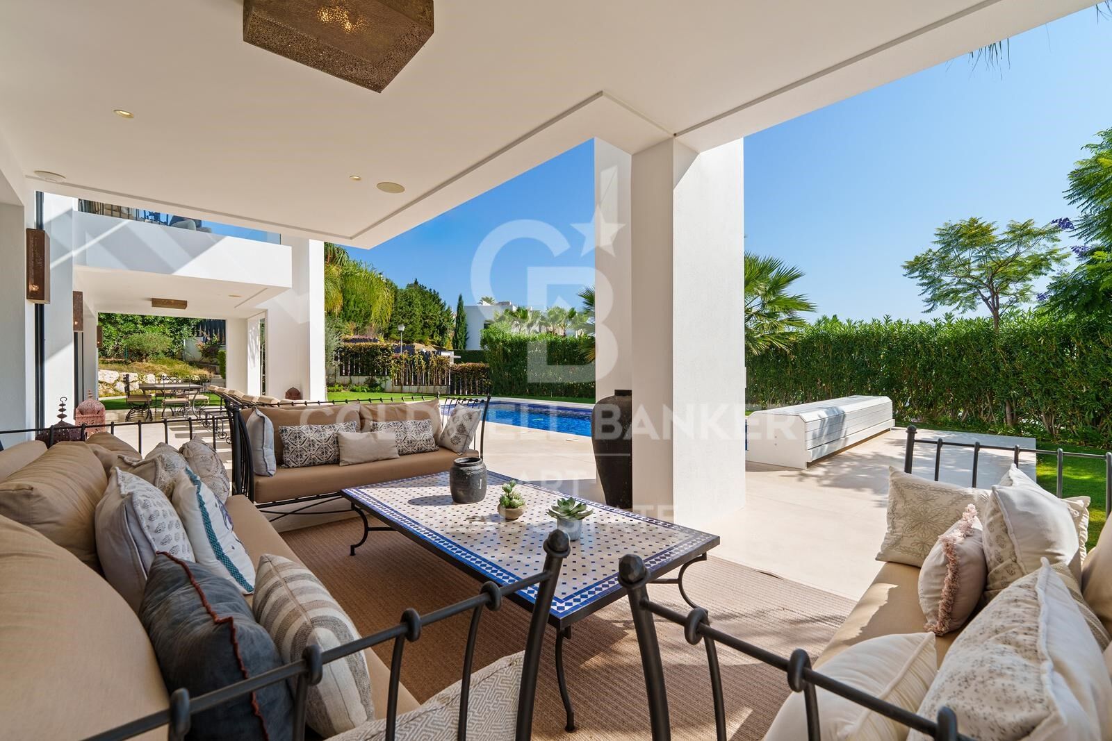 Moderne mediterrane Villa mit elegantem Design und Panoramablick - Nueva Andalucía, Marbella