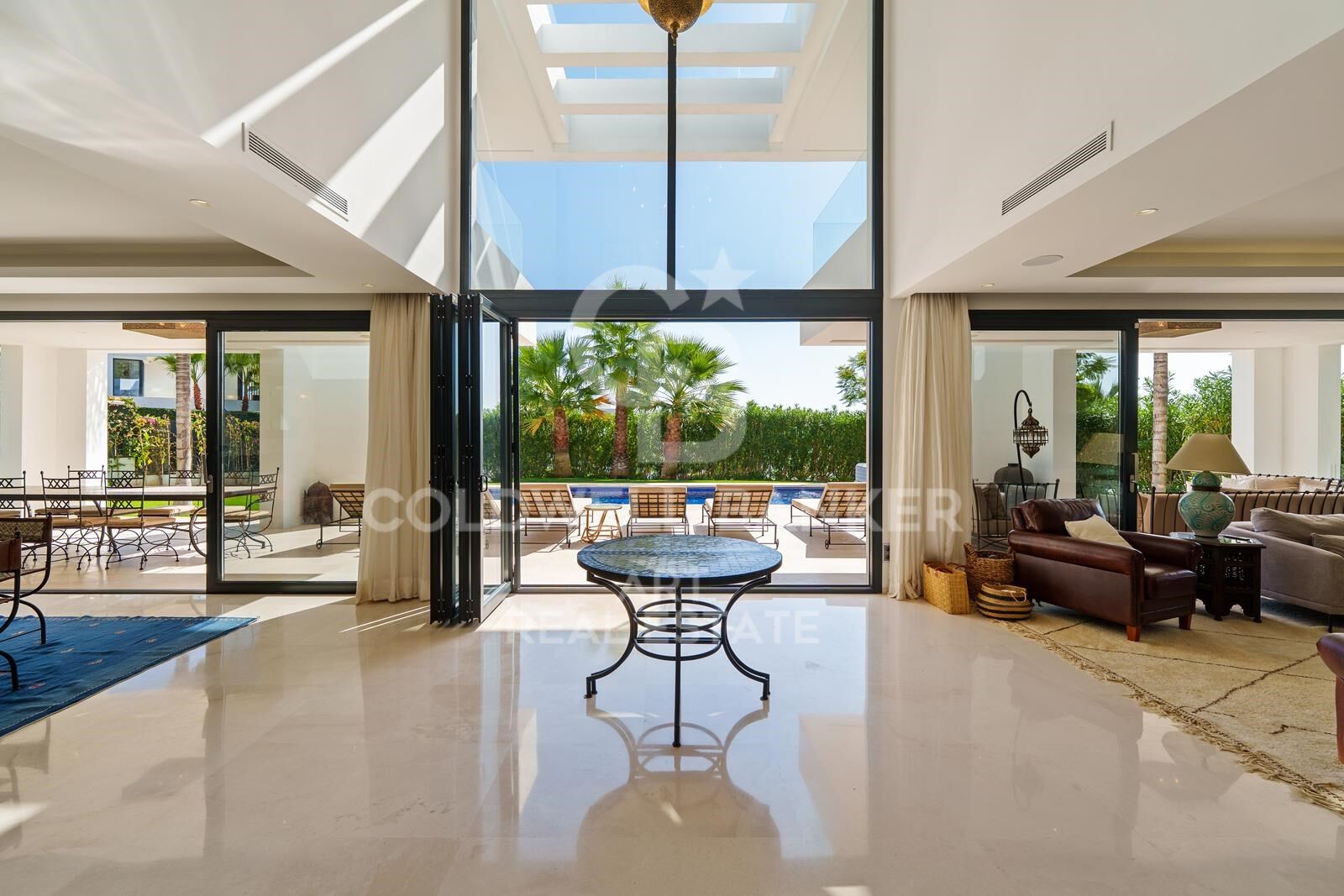 Moderne mediterrane Villa mit elegantem Design und Panoramablick - Nueva Andalucía, Marbella