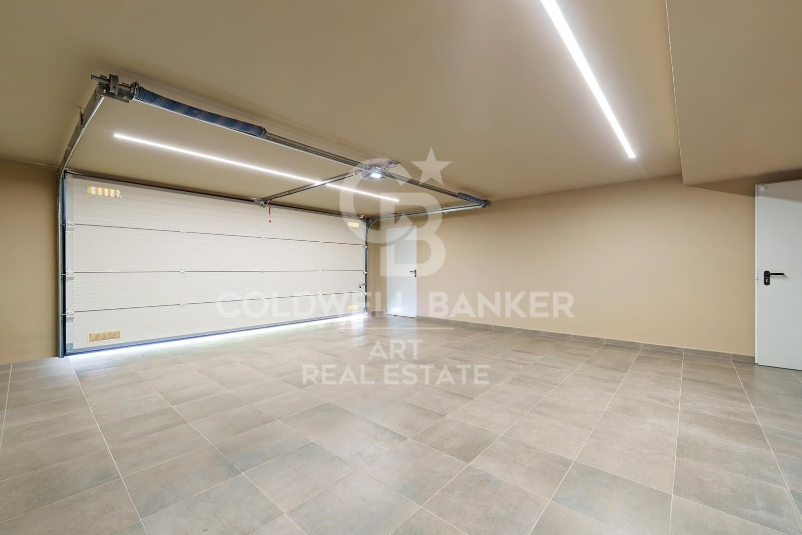 Moderne mediterrane Villa mit elegantem Design und Panoramablick - Nueva Andalucía, Marbella