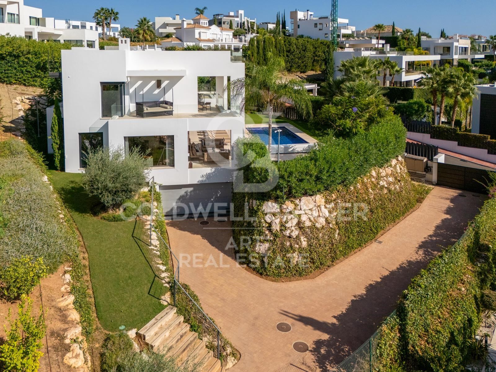Villa mediterránea moderna con diseño elegante y vistas panorámicas - Nueva Andalucía, Marbella