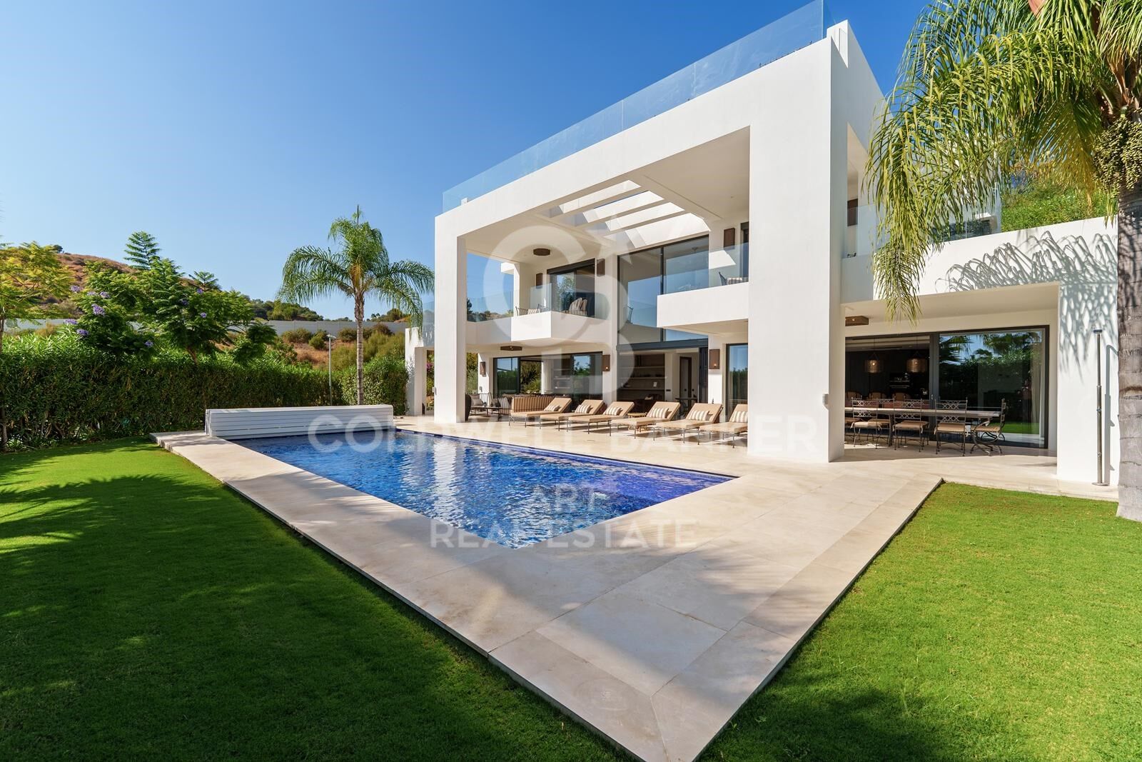 Villa mediterránea moderna con diseño elegante y vistas panorámicas - Nueva Andalucía, Marbella