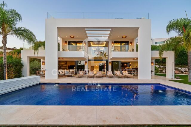 Moderne mediterrane Villa mit elegantem Design und Panoramablick - Nueva Andalucía, Marbella