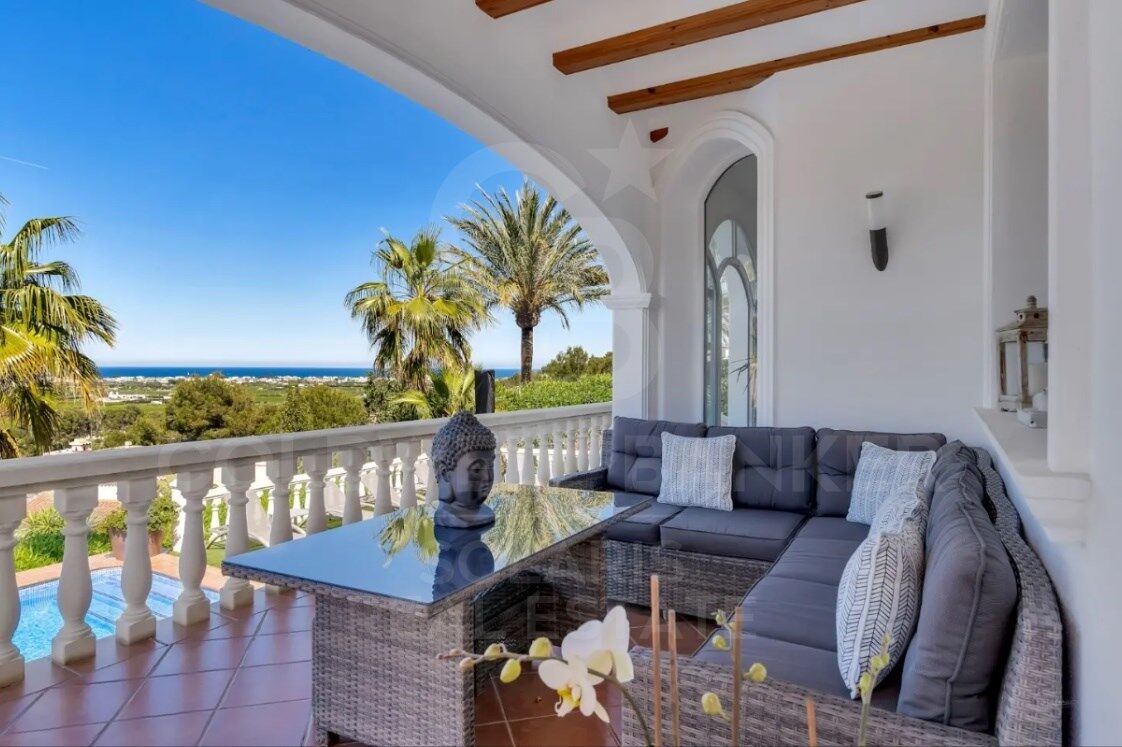 Villa Mediterránea con Vistas Panorámicas al Mar y Montgó en Jávea