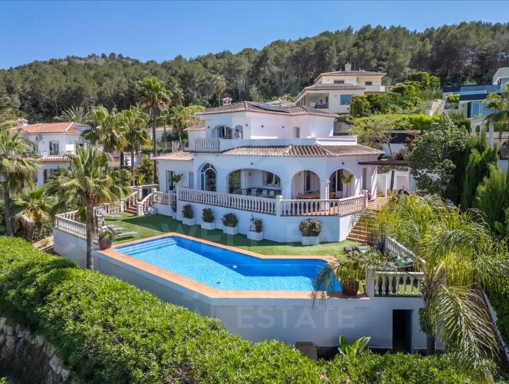 Villa Mediterránea con Vistas Panorámicas al Mar y Montgó en Jávea