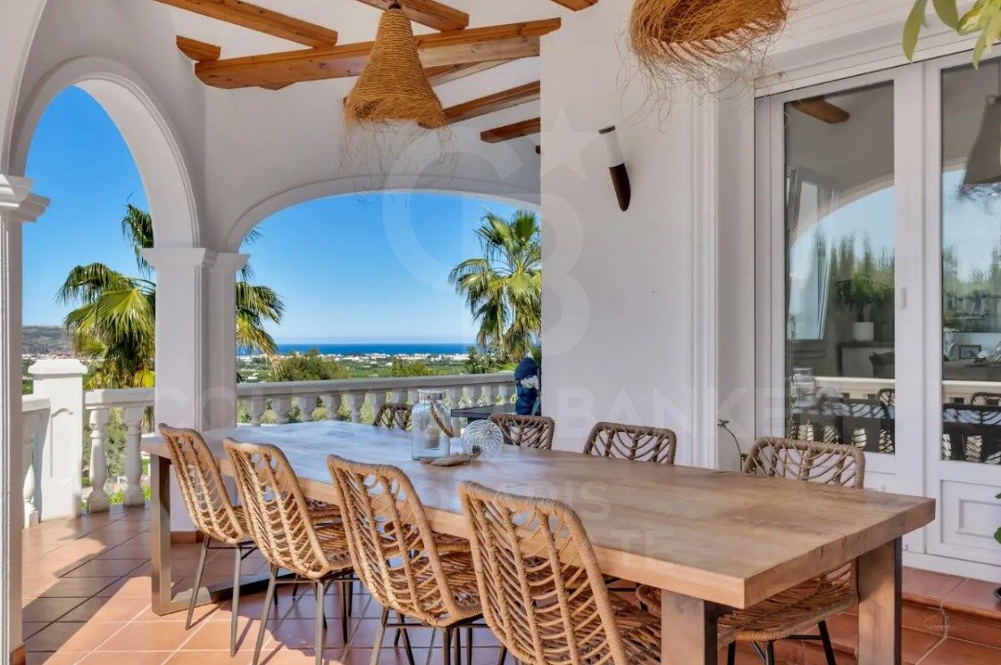 Villa Mediterránea con Vistas Panorámicas al Mar y Montgó en Jávea