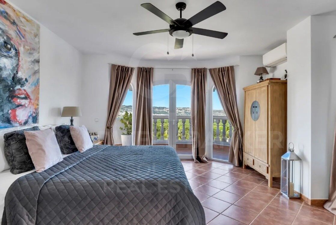 Villa Mediterránea con Vistas Panorámicas al Mar y Montgó en Jávea