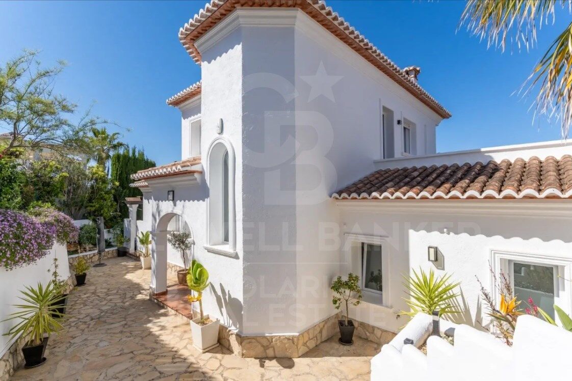 Villa Mediterránea con Vistas Panorámicas al Mar y Montgó en Jávea