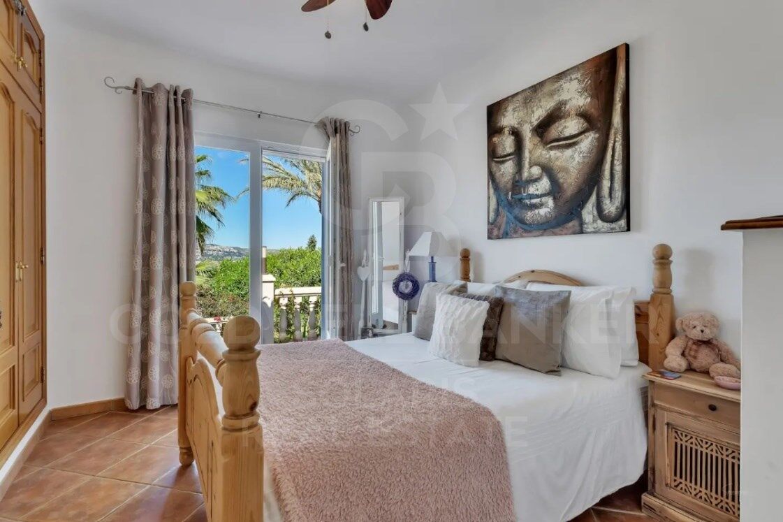Villa Mediterránea con Vistas Panorámicas al Mar y Montgó en Jávea