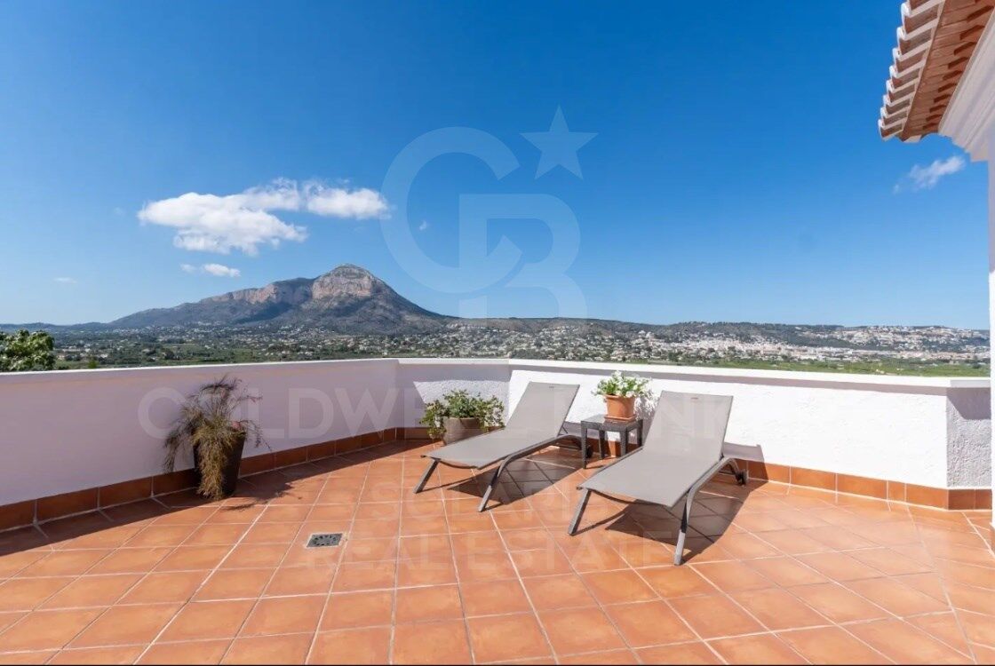 Villa Mediterránea con Vistas Panorámicas al Mar y Montgó en Jávea