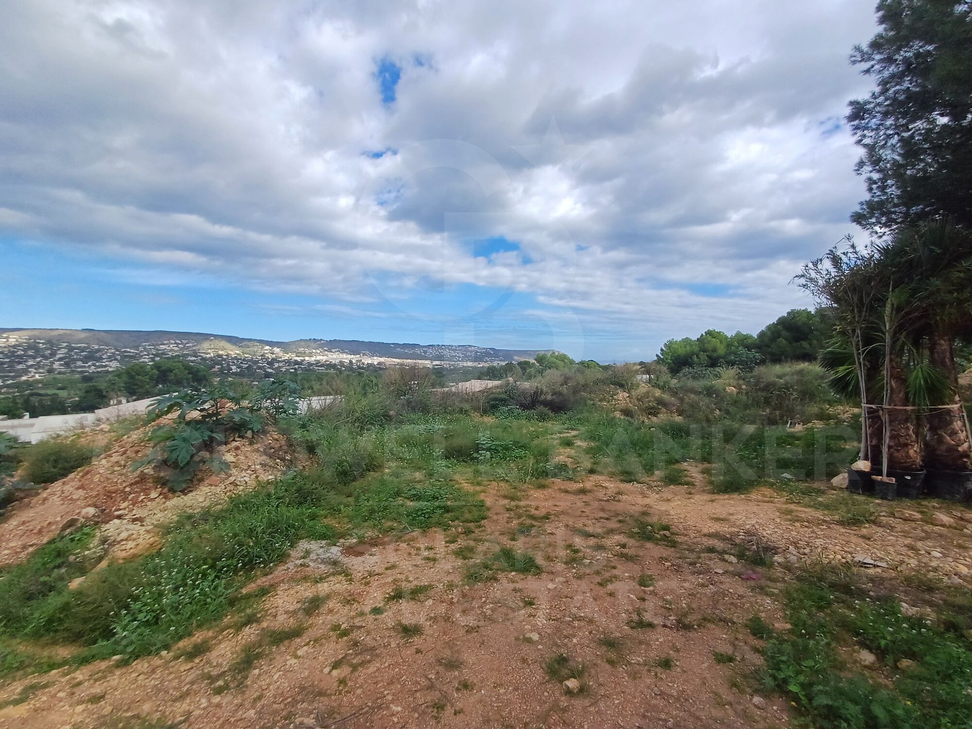 Grundstück mit Blick auf das Meer und den Montgó in der exklusiven Urbanisation Piver, Jávea