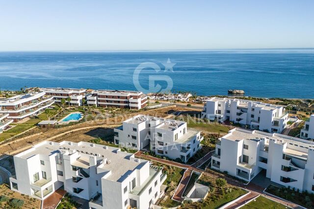 Apartamento moderno en planta baja con jardín privado y vistas parciales al mar - Bahía de Casares
