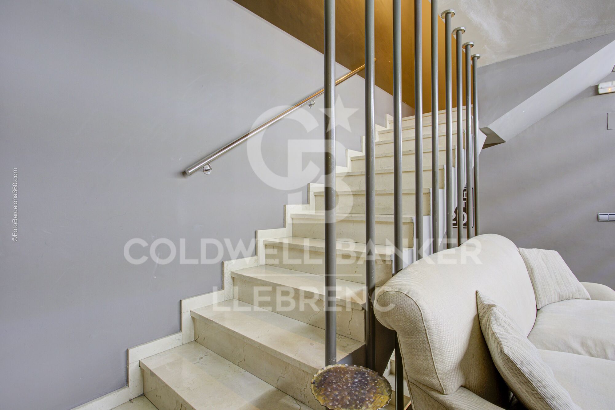 Maravilloso local dúplex en venta en la Avenida República Argentina