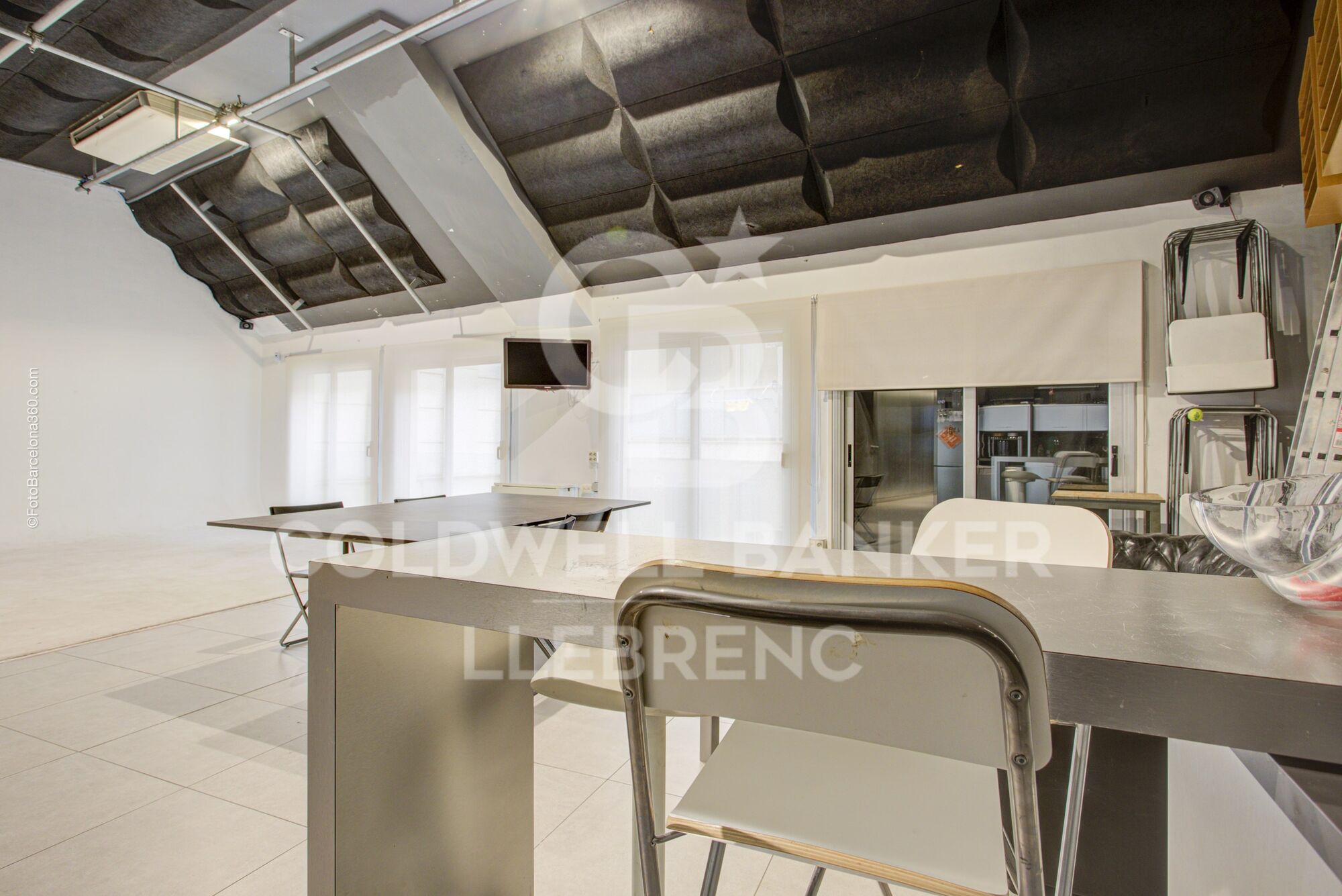 Maravilloso local dúplex en venta en la Avenida República Argentina