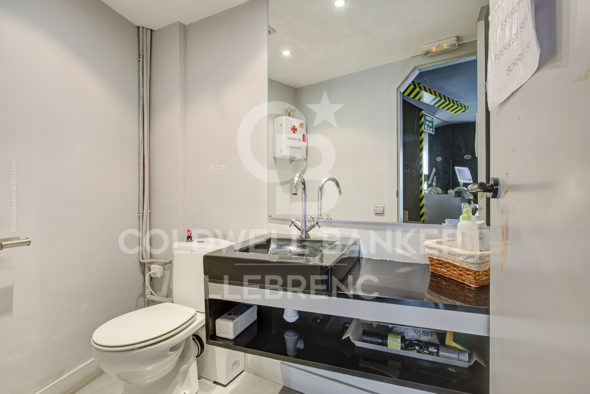 Maravilloso local dúplex en venta en la Avenida República Argentina