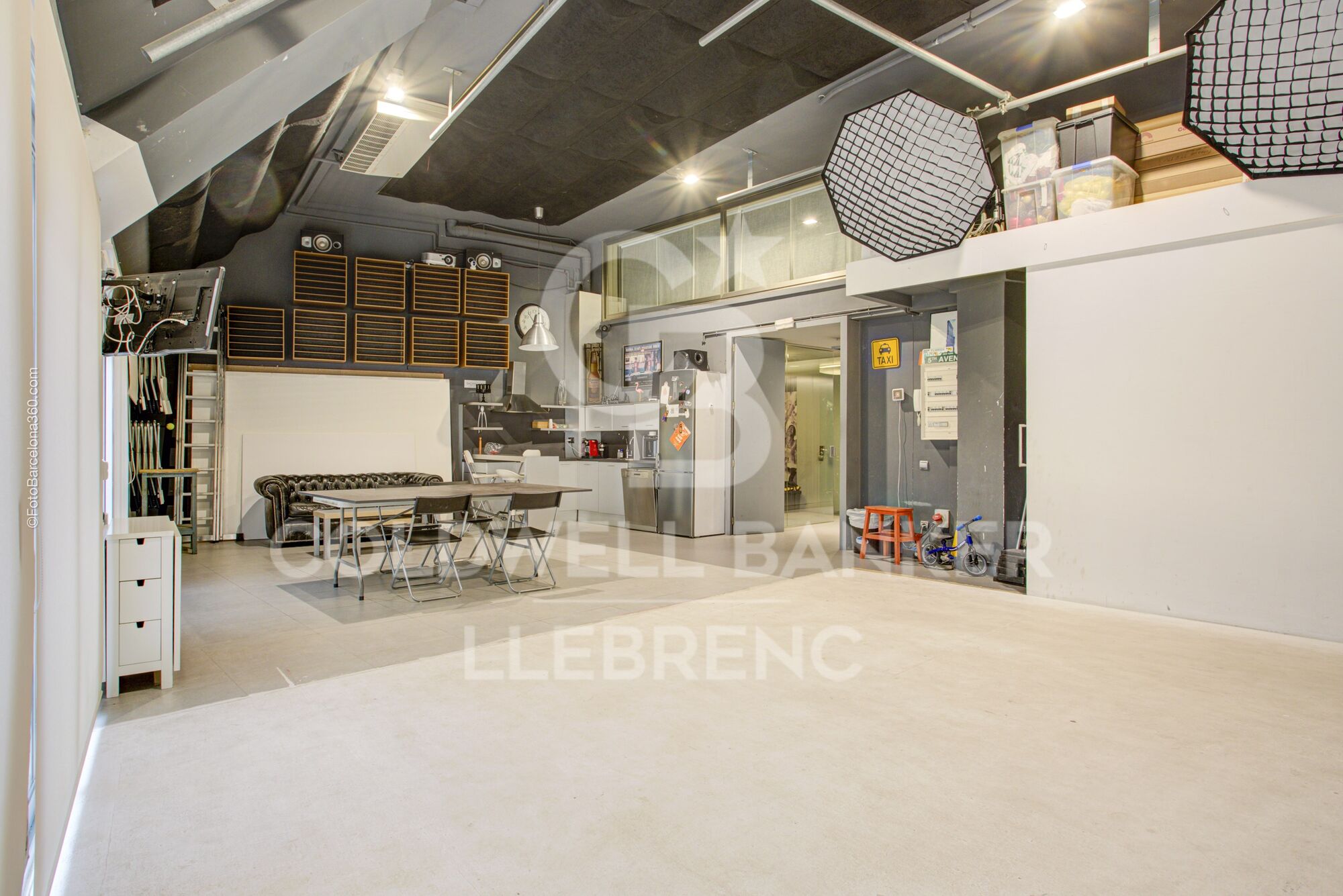 Maravilloso local dúplex en venta en la Avenida República Argentina
