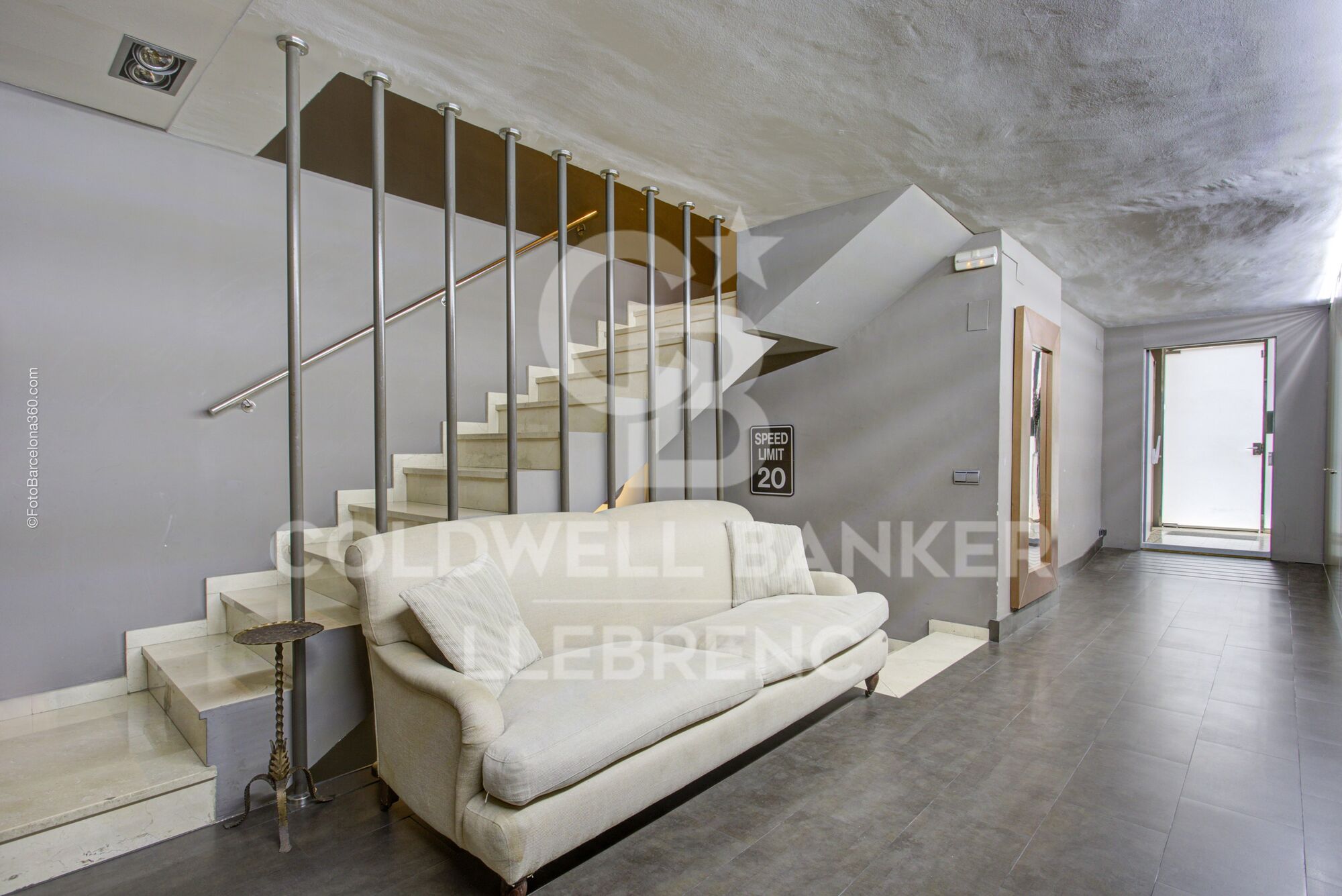 Maravilloso local dúplex en venta en la Avenida República Argentina