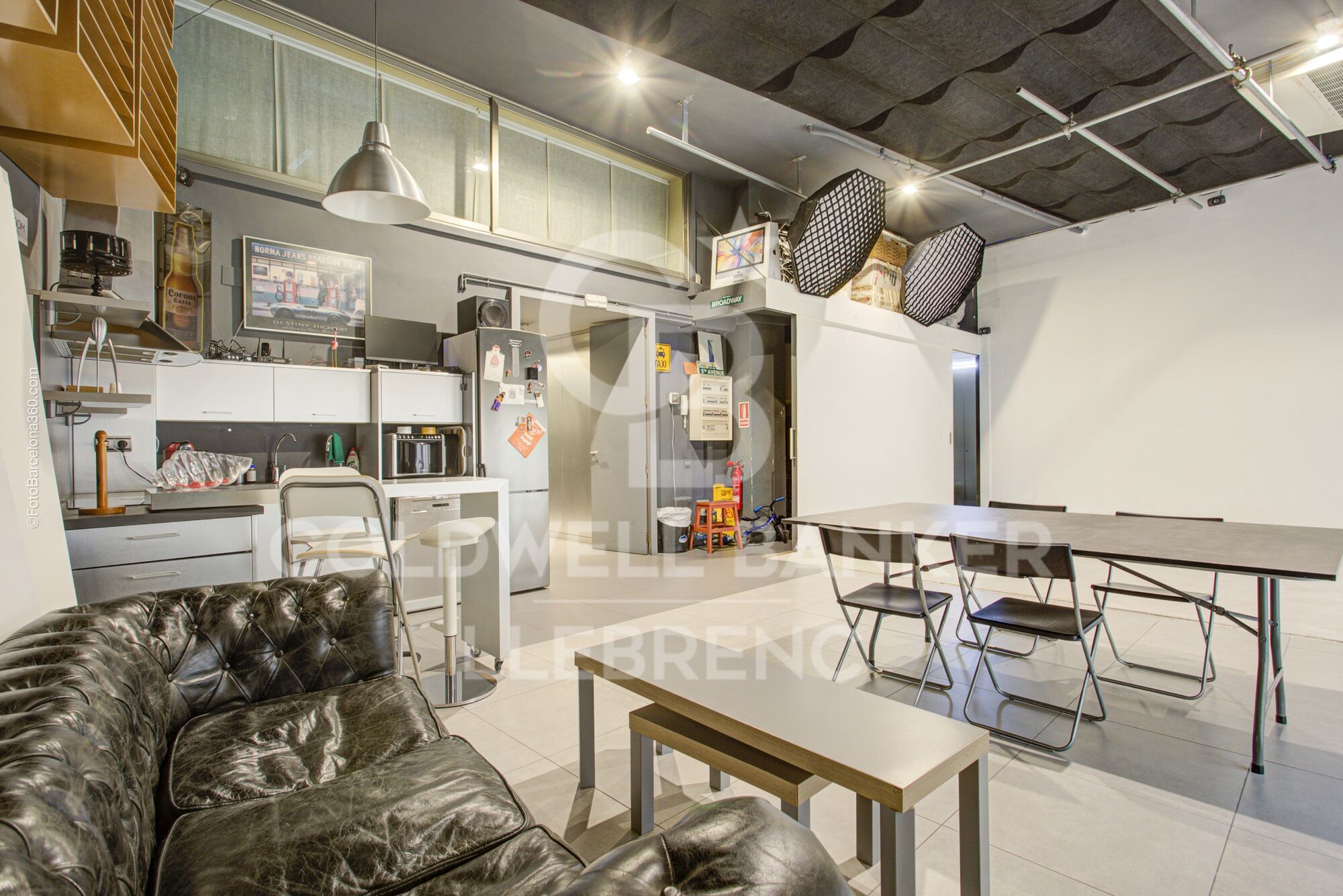 Maravilloso local dúplex en venta en la Avenida República Argentina