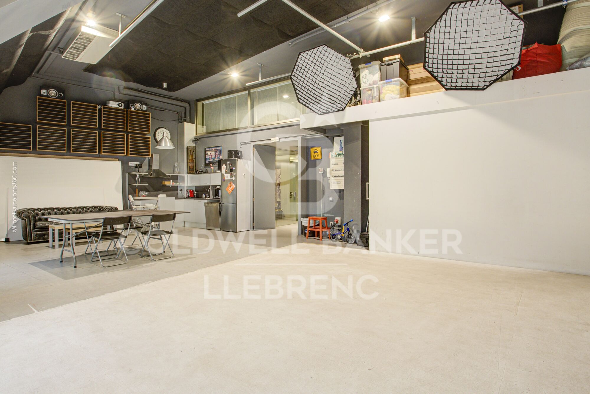 Maravilloso local dúplex en venta en la Avenida República Argentina