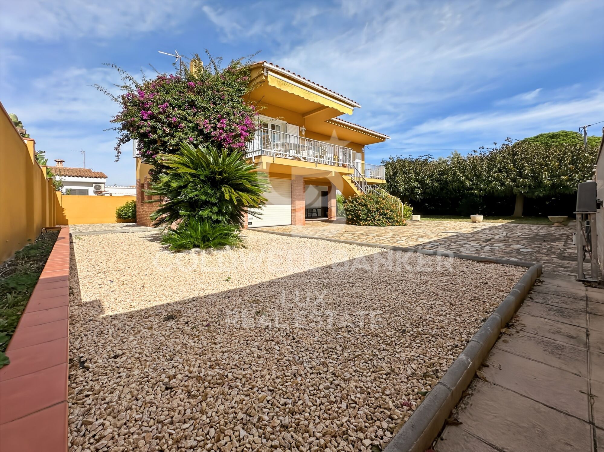 House close to the beaches of L'Escala, with garage and garden
