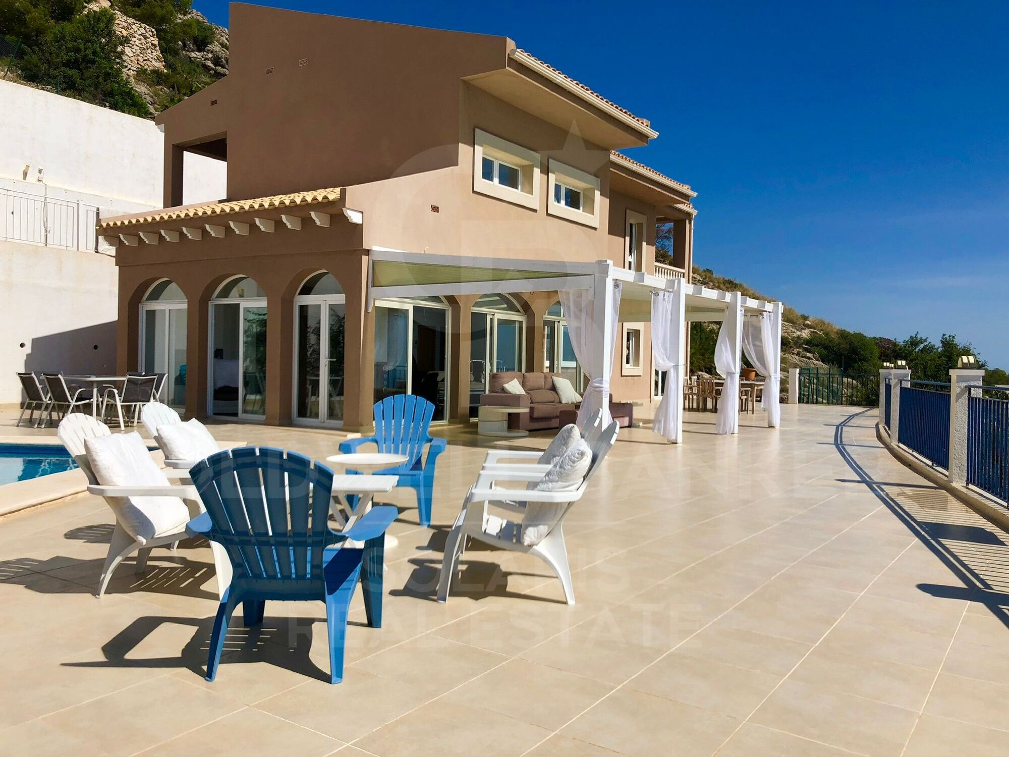 Villa moderna en Altea la Vella con impresionantes vistas panorámicas al mar