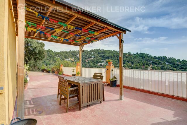 Spectacular House for sale in Les Planes de Sant Cugat Divided into 3 Apartments