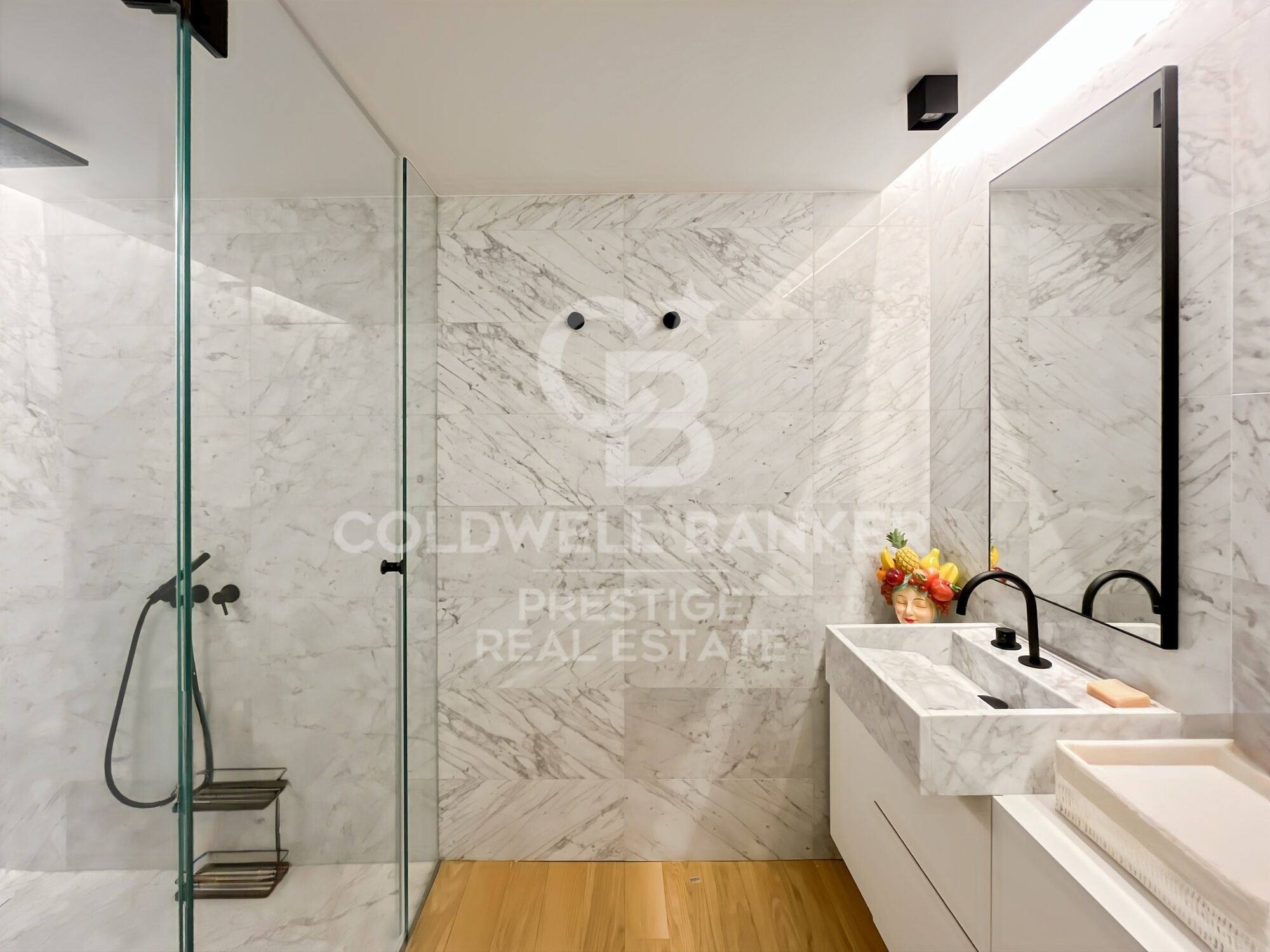 En venta piso en edificio de obra nueva con parking y trastero en Eixample Derecho