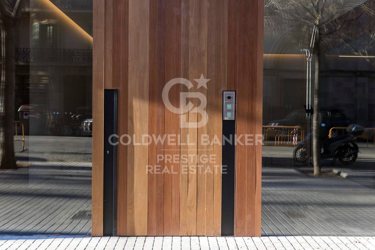 For sale luxury apartment in Eixample Derecho, new development with parking and storage room