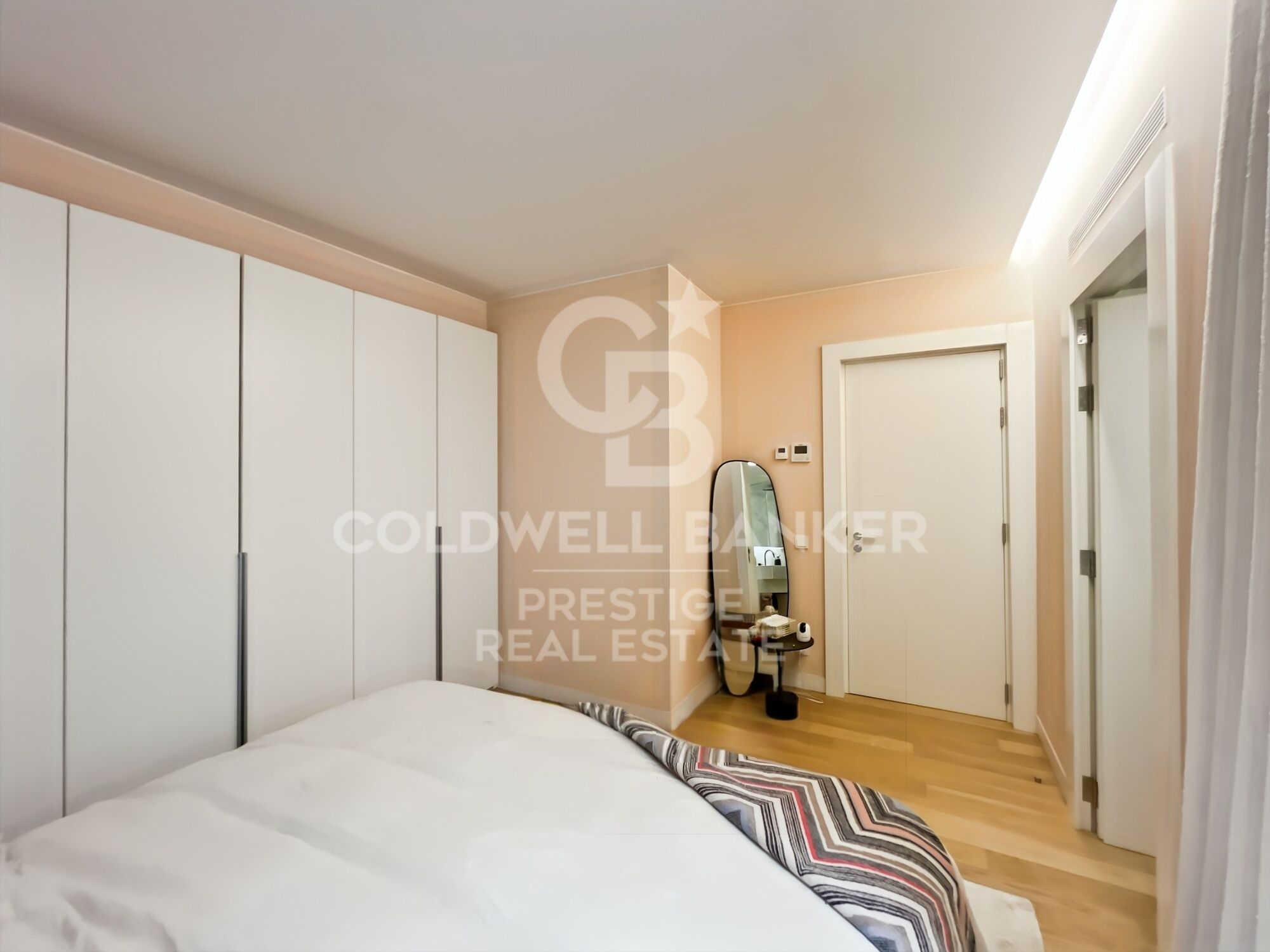 For sale luxury apartment in Eixample Derecho, new development with parking and storage room