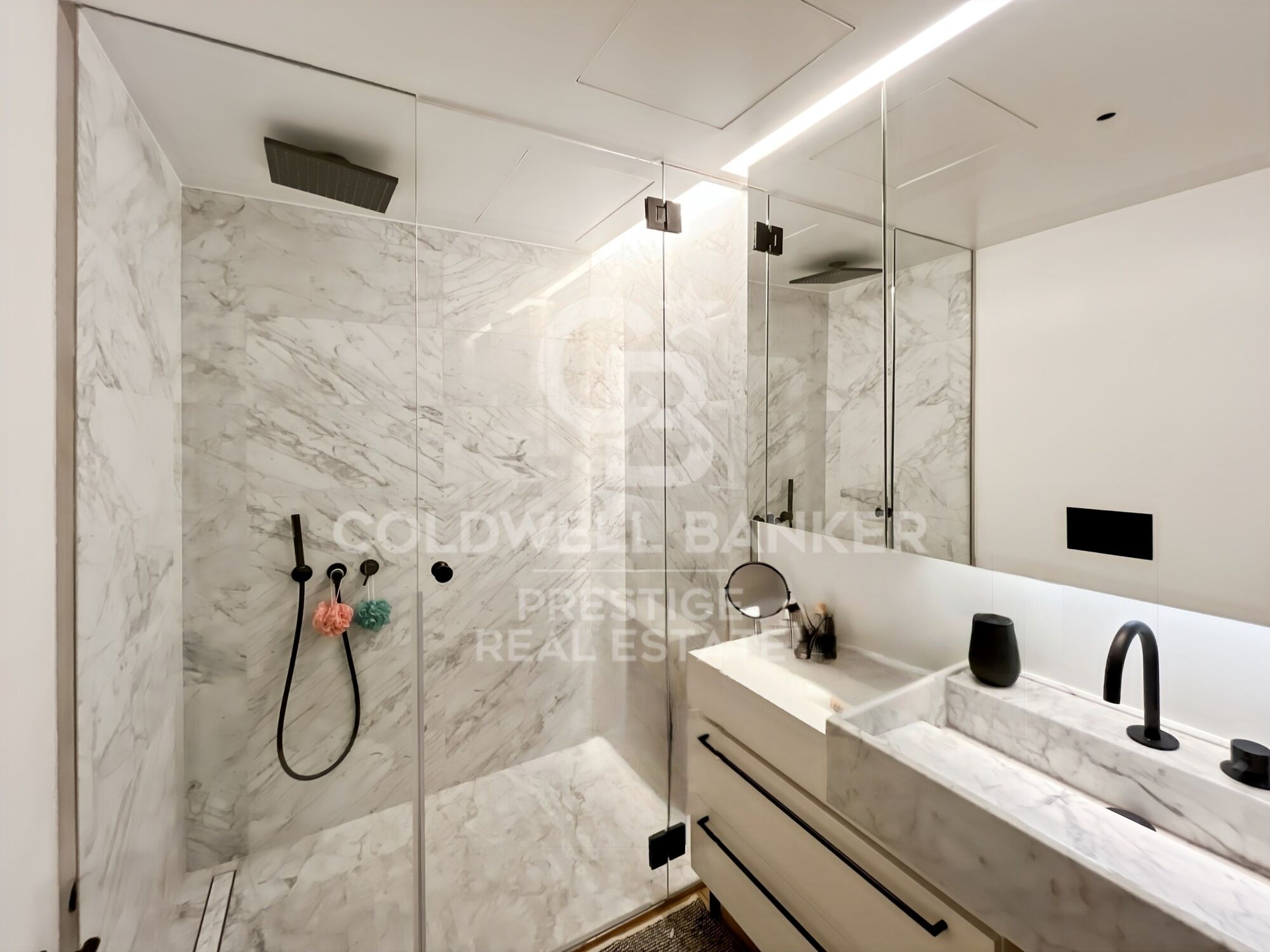 En venta piso en edificio de obra nueva con parking y trastero en Eixample Derecho