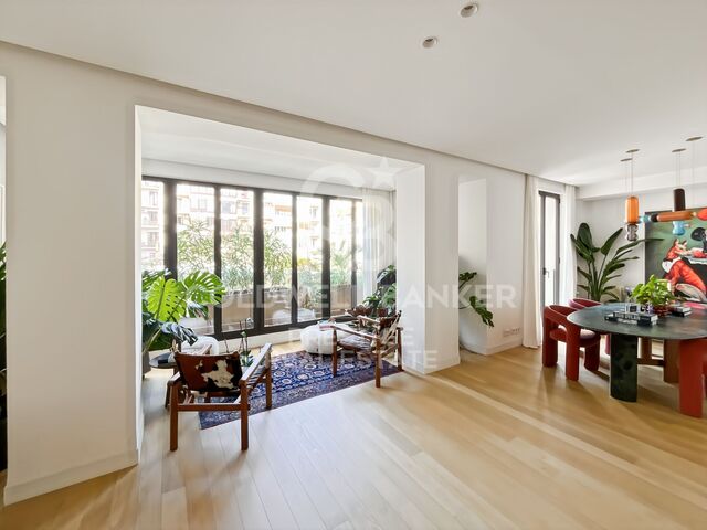 En venta piso en edificio de obra nueva con parking y trastero en Eixample Derecho